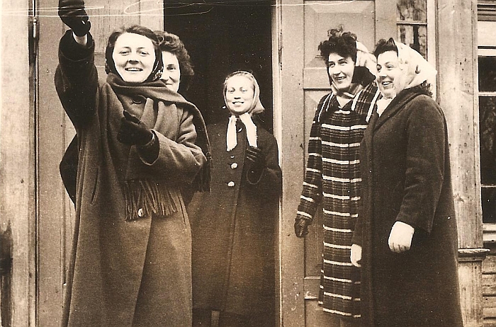 Prie Kiauklių mokyklos durų mokytojos (iš kairės į dešinę) Gražina Naraškevičienė, Apolonija Tamašiūnienė, Elena Polkaitė, Zita Kisielienė, Elena Pakalnienė. 1962-04-08.