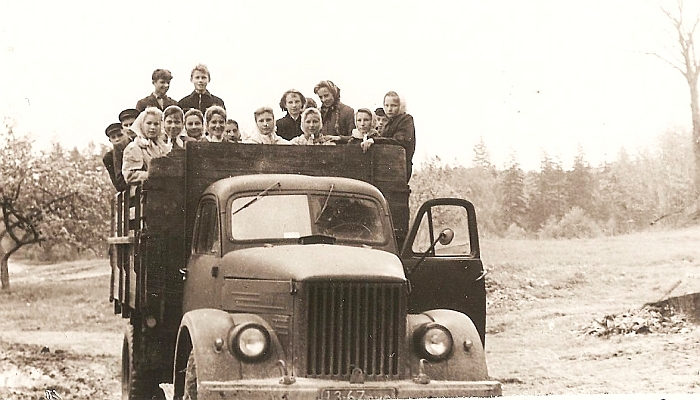  Sunkvežimiu Kiauklių mokyklos mokiniai vyksta į ekskursiją.
