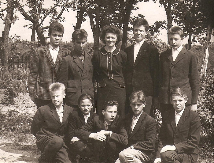 Gražina Naraškevičienė (centre) su savo auklėtiniais berniukais Kiaukliuose.
