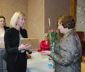Merė Živilė Pinskuvienė padėką už ilgametį ir nepriekaištingą darbą įteikia neįgaliųjų draugijos pirmininkei Melanijai Jachimavičienei.
