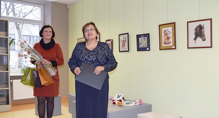 Viešosios bibliotekos projektų vadovė Dalia Taparauskienė pasveikino ir įteikė Savivaldybės merės Živilės Pinskuvienės dovanas