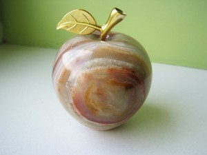 Mokytojoms atiteko nominacijos ir simboliniai obuoliai. 