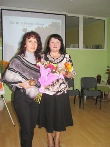 Švietimo centre 2012-2013 mokslo metais nominacija „Metų švietėjas“ skirta Pradinės mokyklos mokytojai Ramunei Savickienei (kairėje).