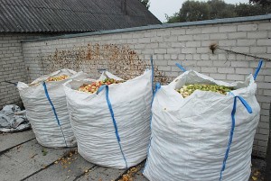 Gyventojų patogumui pasiūti didmaišiai - maždaug 800 kg talpos maišai, kurie čia pat pasveriami ir nedidelio krano pagalba sukraunami į mašiną. 
