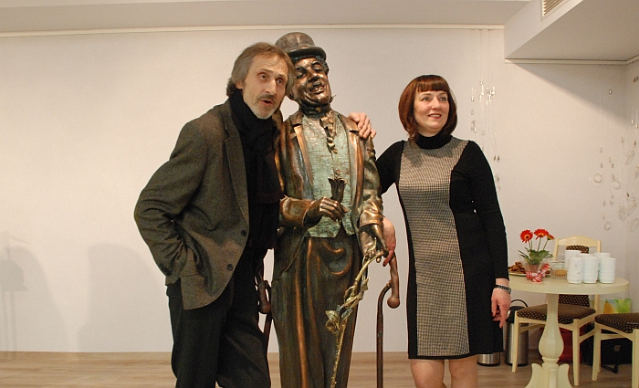 Skulptoriaus mūza ir didžioji kūrybinių darbų kritikė - žmona Loreta. Pora įsiamžino prie H. Orakausko kurtos statulos „Charlis Chaplinas“.