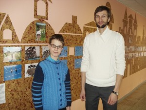 Lietuvos ornitologų draugijos projektų vadovas Gediminas Petkus (dešinėje) ir Lietuvos ornitologų draugijos narys, „Atžalyno“ progimnazijos septintokas Džiugas Tamašauskas. Lietuvos ornitologų draugijos projektų vadovas Gediminas Petkus (dešinėje) ir Lietuvos ornitologų draugijos narys, „Atžalyno“ progimnazijos septintokas Džiugas Tamašauskas.