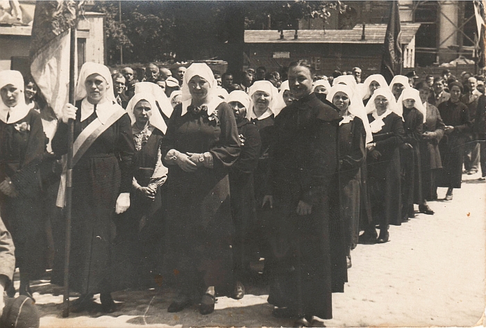 Trečia iš kairės - vienuolė Otilija Narkevičiūtė. Trečia iš kairės - vienuolė Otilija Narkevičiūtė.