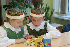 Mokiniai susidomėję skaitė apie sveikus produktus. Mokiniai susidomėję skaitė apie sveikus produktus.