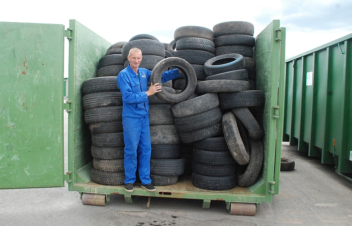 Šniponių didelių gabaritų atliekų saugojimo aikštelėje operatorius Česlovas Puzinas iš vieno žmogaus priima keturias padangas.