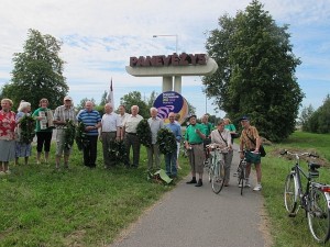 Dviratininkai įsiamžina prie Panevėžio miesto ribos.