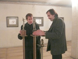 Menininkas Henrikas Orakauskas savo kūrybos paslaptis atskleidžia Širvintų šv. Arkangelo Mykolo bažnyčios kunigui vikarui Mariui Talučiui.