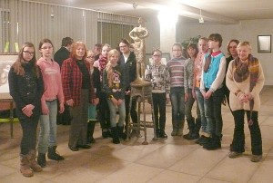 Širvintų meno mokyklos mokiniai ir jų mokytojos panoro įsiamžinti prie skulptūros „Pavasaris“.