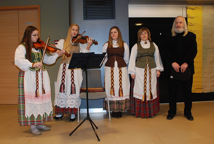 Kernavės filialo folkloro ansamblio „Medgrinda“ atlikėjų grupė drauge su Jonu Vitkūnu.