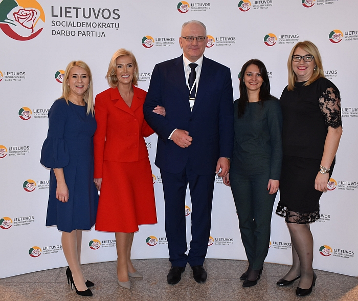 Lietuvos socialdemokratų darbo partijos Tarybos narė Dovilė Audėjūtė (antra iš dešinės), Etikos komisijos narė Neringa Lubytė (pirma iš dešinės)