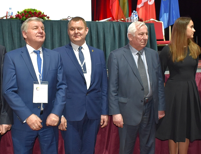 Lietuvos socialdemokratų darbo partijos Prezidiumo narys Sigitas Bankauskas (antras iš kairės)