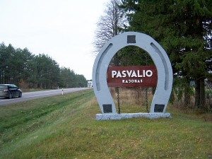Pasvališkiai sumaniai pažymėjo net savo rajono ribą.
