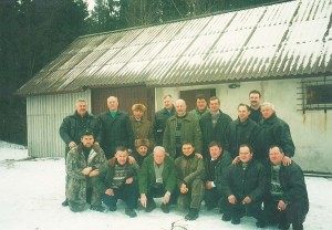 Kielių medžiotojų klubas prieš daugelį metų. Stovi pirmas iš kairės - Petras Motiejūnas.