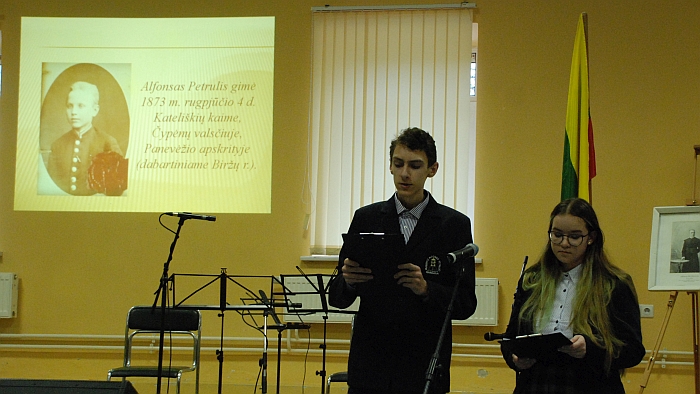 Kunigo Alfonso Petrulio biografiją pristatė gimnazijos mokiniai.
