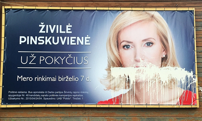 Sugadintas plakatas.