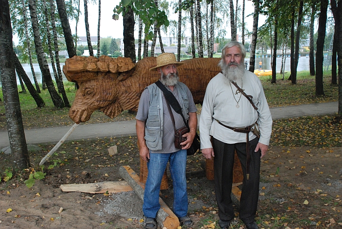 Du lietuviai barzdočiai prie briedžio jauniklio: kairėje autorius Pranas Petronis ir Povilas Malinauskas. 