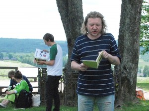 Kūrinį „Sportas kaime“ skaito poetas, prozininkas, ir žurnalistas Arūnas Spraunius. Kūrinį „Sportas kaime“ skaito poetas, prozininkas, ir žurnalistas Arūnas Spraunius.