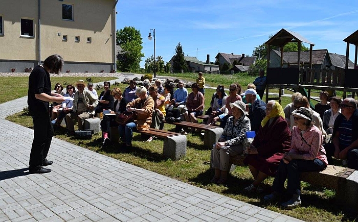 Kiaukliškiai įdėmiai klausosi poeto Albino Galinio kūrybos. Kiaukliškiai įdėmiai klausosi poeto Albino Galinio kūrybos.