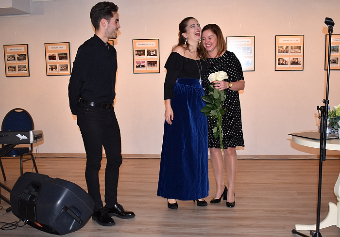 Inga Vaickienė (dešinėje) dėkoja Clotilde Solange Rigaud už jos pasirodymą.