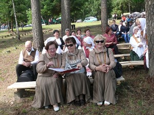 „Vilties“ ansamblio moterys laukia savo pasirodymo... 