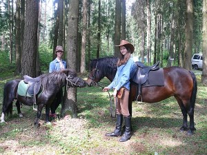 Visi norintieji galėjo pajodinėti ant ponio ir jaunos kumelaitės. Iš kairės į dešinę: Greta Kavaliukaitė su poniu vardu Tornadas ir Agnė Kežutytė su žemaituke vardu Kanklė.