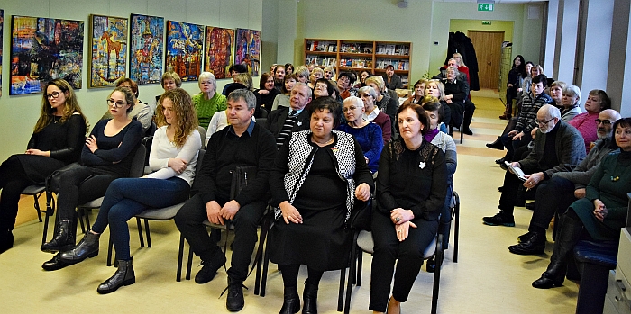 Susirinkusieji į Sausio 13-osios minėjimą ir knygos „Kiek kartų gali atgimti tauta“ pristatymą.
