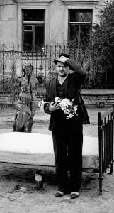 Vladas Radvilavičius vaidina filosofiniame filme kartu su varna Birute. 