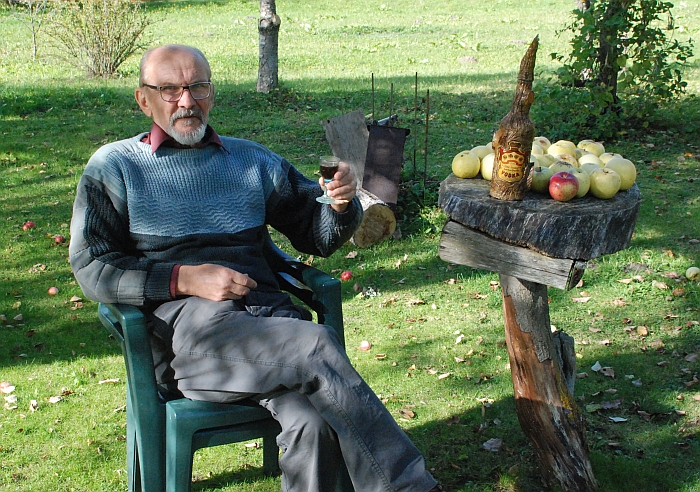 Vladislovas Radvilavičius savo sodyboje Zubelių kaime. 2018 m. spalis.