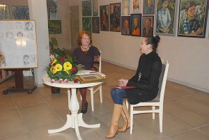 Parodos atidaryme Aldoną Ragelkienę (kairėje) pristatė bendradarbė Jolita Jurkevičiūtė.