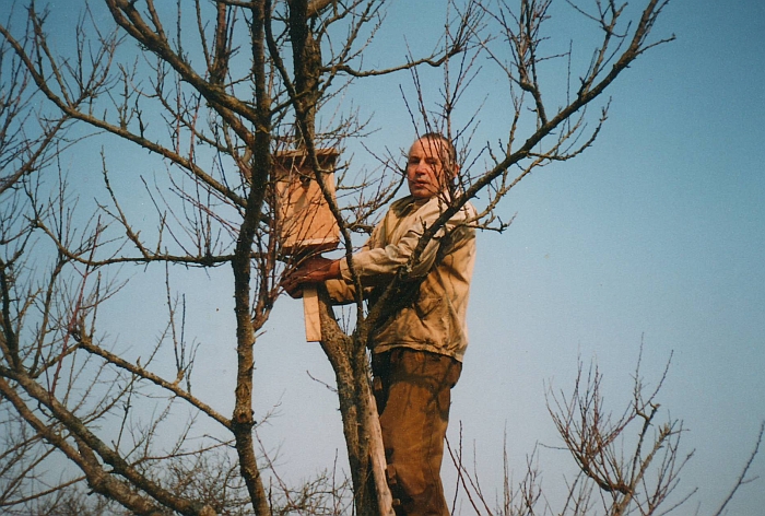 2003 metų pavasaris Pyplių kaime. Ramutis Krasauskas su nameliu grįžtantiems paukščiams.