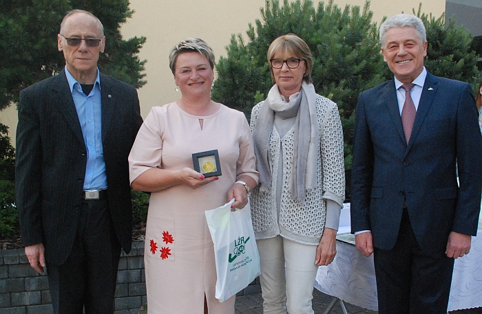 Už aktyvią visuomeninę veiklą apdovanotas Širvintų „Inta“ klubas (medalis įteiktas trenerei Rasai Buzienei).