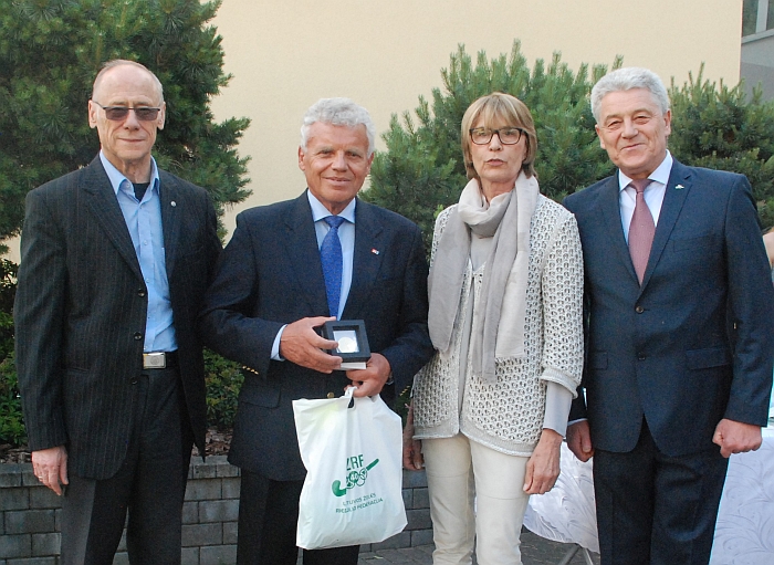 Už aktyvią visuomeninę veiklą apdovanotas Lietuvos žolės riedulio valdybos narys Borisas Sockis.