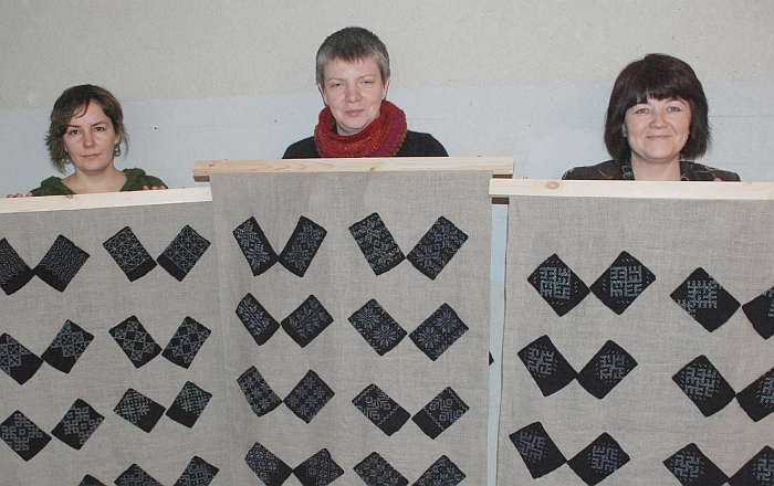 Vidai Mieldažytei (centre) riešines demonstruoti padeda Rasa Rulevičiūtė (kairėje) ir Roma Vareikienė.