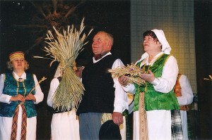 Rožė Užkurnienė (dešinėje) - etnografinio ansamblio „Gojus“ dainininkė. Rožė Užkurnienė (dešinėje) - etnografinio ansamblio „Gojus“ dainininkė.