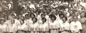 Dainų šventėje Puoriuose (pirmoje eilėje pirma iš kairės - Rožė Užkurnienė). Dainų šventėje Puoriuose (pirmoje eilėje pirma iš kairės - Rožė Užkurnienė).