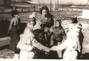 Rožė Užkurnienė - vaikų darželio „Pasaka“ auklėtoja. Rožė Užkurnienė - vaikų darželio „Pasaka“ auklėtoja.