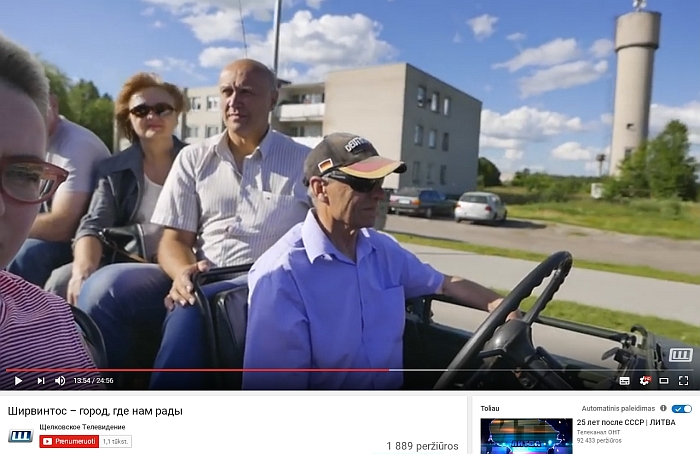 Vincas Jasiukevičius rusus veža suremontuota Kalnalaukio gatve.