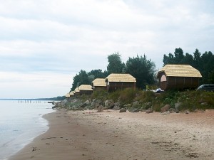 Poilsiautojai gali apsigyventi netoli jūros pastatytose didelėse statinėse.