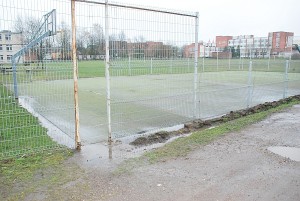 Sporto aikštės teritorijos nusausinimo dar reikės laukti.