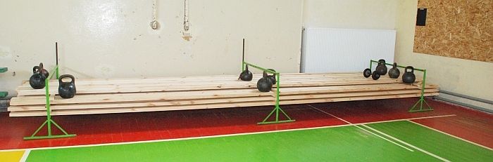 Grindų remontui paruoštos lentos.