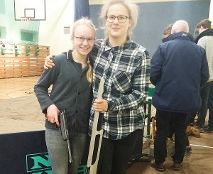 Vilniaus rajono Zujūnų šaudymo sporto mokyklos bazė. Jaunųjų šaulių rankose pneumatinis pistoletas ir pneumatinis šautuvas.