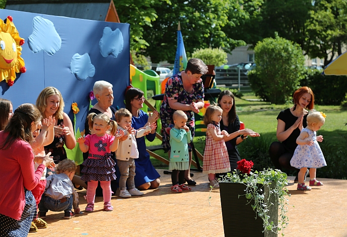 Scenoje Mažylių mokyklėlės „artistai“.