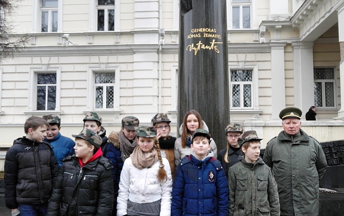 Kuopos vadas Leonas Vaicekauskas ir kandidatai į Lietuvos šaulių sąjungą prie generolo J. Žemaičio paminklo Vilniuje.