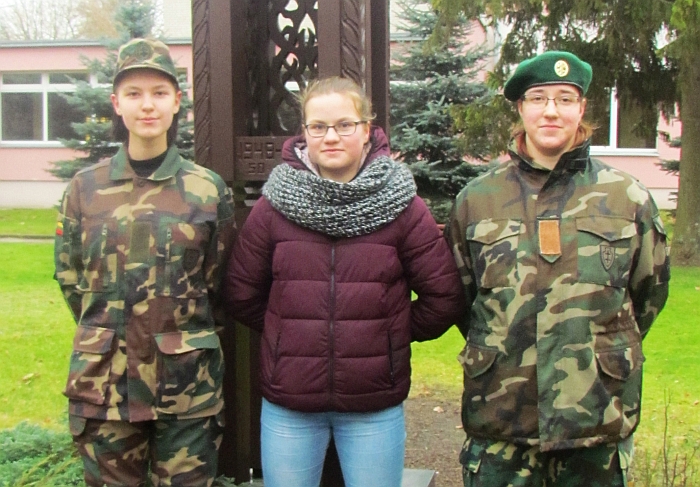 Širvintų Lauryno Stuokos-Gucevičiaus gimnazijos mokinės, šaudymo varžybų nugalėtojos (iš kairės į dešinę) Karolina Čereškaitė, Ieva Eigelytė, Liveta Grinytė.