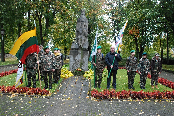 Prie paminklo žuvusiems už Lietuvos Nepriklausomybę ties Širvintomis