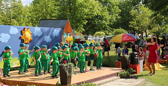 Žaismingas „Buratino“ grupės vaikų pasirodymas.